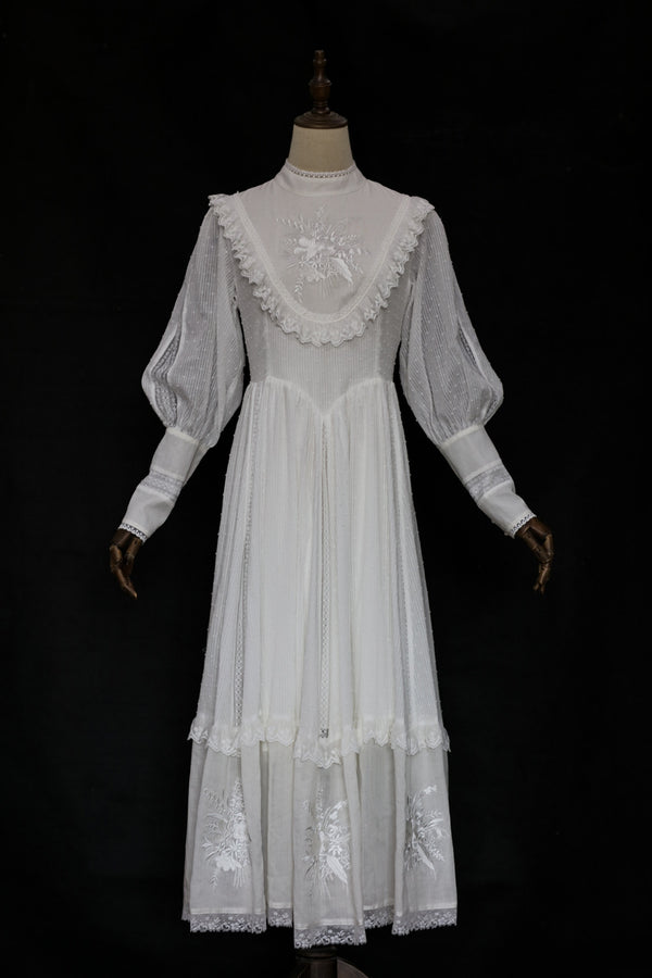 White Vintage Maxi Dress with Lace - Victorian Dress Prom with Long Sleeves Plus Size