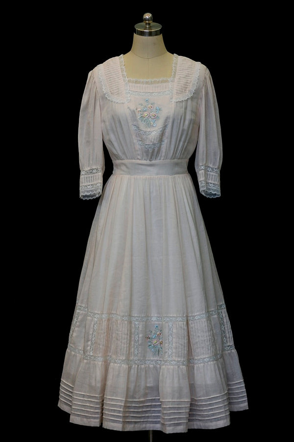 White Edwardian Era Dresses with Long Sleeves - Edwardian Vintage Dress with Floral Embroidery Plus Size